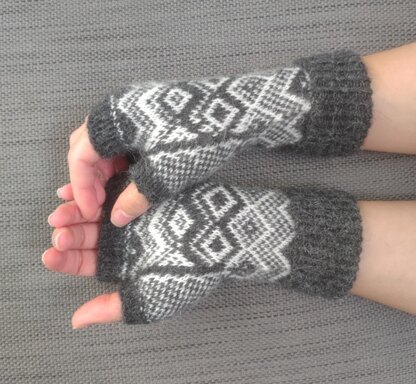 Supersoft Alpaca Geometric Mitts