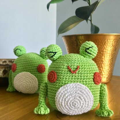 Diego the amigurumi frog