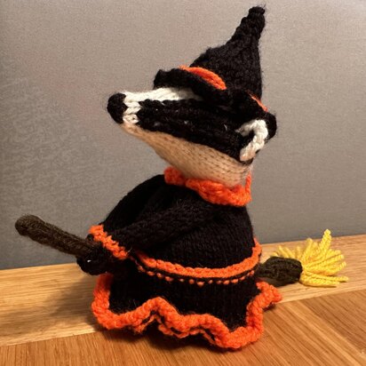 LADY BADGER HALLOWEEN OUTFIT (WITCH ON A BROOMSTICK) CHOCOLATE ORANGE COVER KNITTING PATTERN