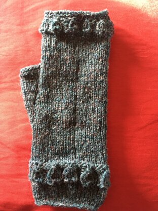 Shetland Spindrift Tree top fingerless gloves in colour Titanic