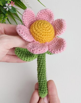 Free Daisy Crochet Pattern  Crochet flower tutorial, Crochet