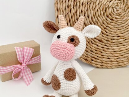 Cow toy amigurumi crochet pattern