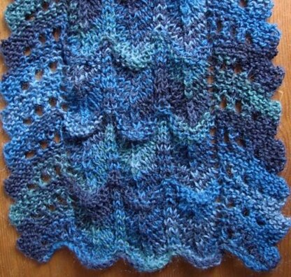 Wavy scarf, lacy garter st zig-zag edges