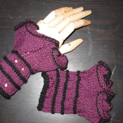 Ruffled cuffs / wrist-warmers