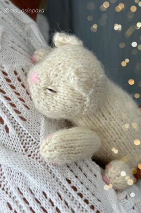 White sleeping kitten knitting pattern