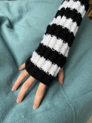 Humbug cabled wrist warmers