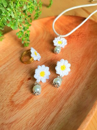 Daisy flower earrings, pendant and finger ring