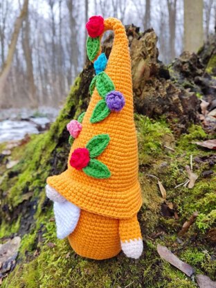 Gnome with roses