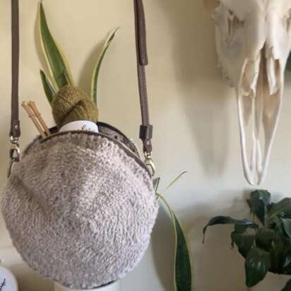Cozy Circle Crossbody - knitting pattern