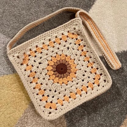 Cute little crochet bag made in 1 hour 🥰 #CrochetIdeas #CrochetersOfT, granny square tutorials