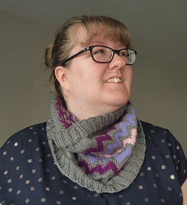 Contrast Chevron Cowl