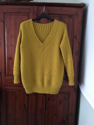 Sweater with diagonals
