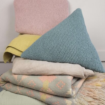 Poppy (Triangle) Cushion in Rowan Cotton Wool - RB003-00011-ENP - Downloadable PDF