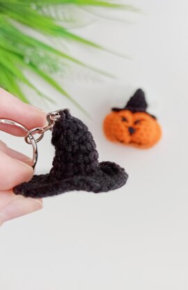 Crochet witch hat pattern, easy crochet Halloween keychain