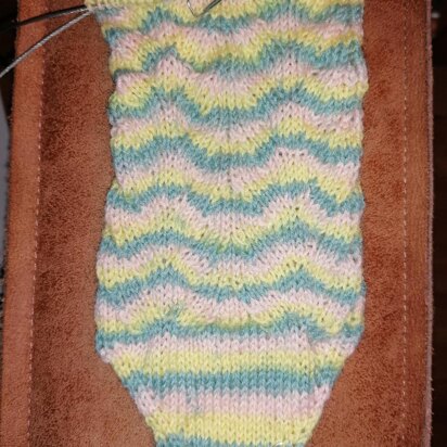 Mock Horseshoe Cable Socks - knitting pattern