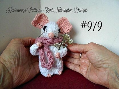 979-Knit Mouse with Bouquet