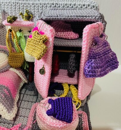 Amigurumi Dollhouse girl’s bedroom #2