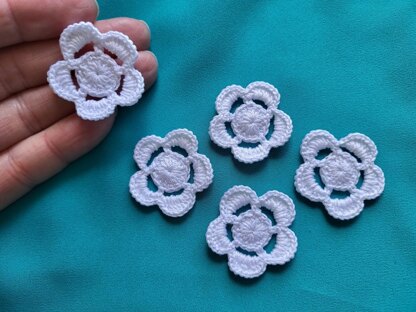 White small flower crochet pattern