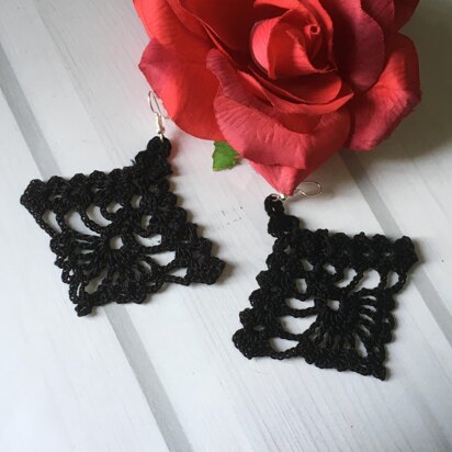107. Black diamond-shaped earrings