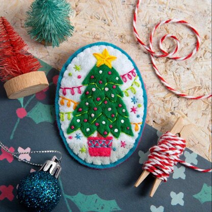 Hawthorn Handmade Merry Christmas Felt Craft Brooch Kit - 8cm 