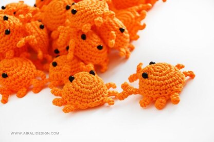 Little amigurumi crab