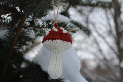 Tiny Toadstools Ornament & Garland