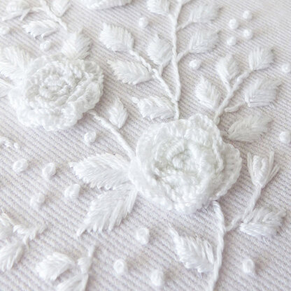 Tamar White Roses Printed Embroidery Kit - 4in