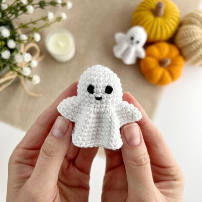 Crochet ghost pattern no sew Amigurumi ghost keychain charm Halloween ornament Car mirror hanger Keyring crochet bag charm
