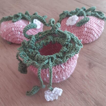 Strawberry Basket Crochet pattern by Crossmanknits