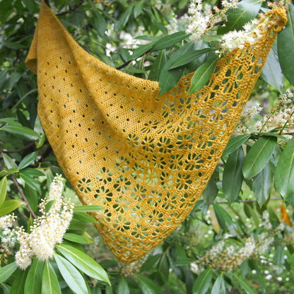 Falling blossoms shawl