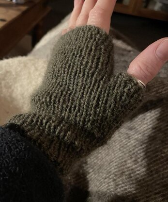 Gamer fingerless gloves