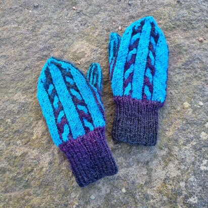 Children’s cable mittens  in twined technique