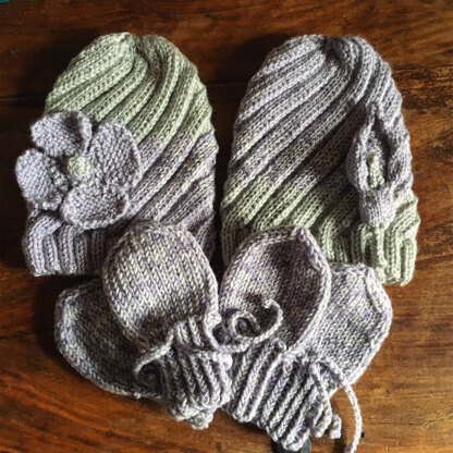 Teeny-tiny Knit Mitts