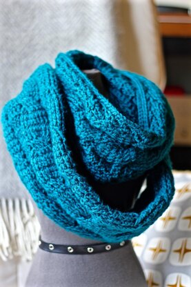 Lynne Marie Cabled Cowl