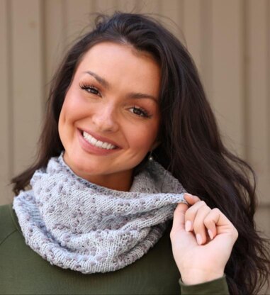 Dotted Swiss Cowl in Plymouth Yarn Beach Pebbles - F948 - Downloadable PDF