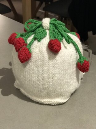 Strawberry teapot cosy (pattern by Buzybee)