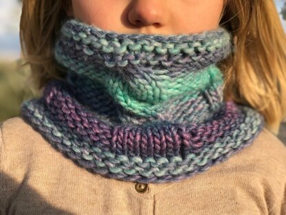 Cabled snood for kids in french, spanish, english