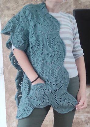 Spiral hexagon pocket scarf