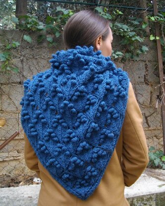 Triangular shawl with bobbles