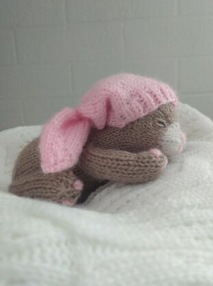 Sleeping kitten knitting pattern.