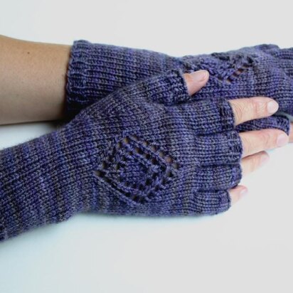 Kira K. Designs Medallion Gloves PDF