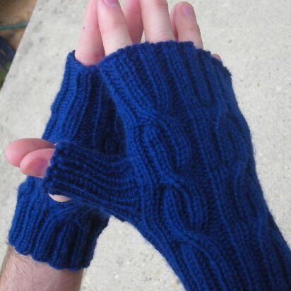 Easy Reversible Cabled Worsted Mitts