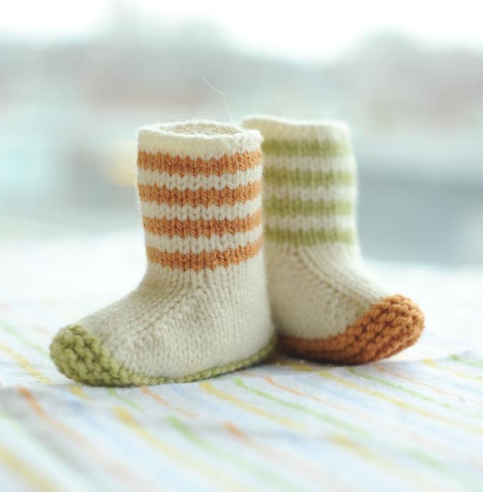 Носочки на 7 месяцев. Вязаные носки. Носки детские вязаные. Вязаные носочки для малышей. Пинетки носочки.
