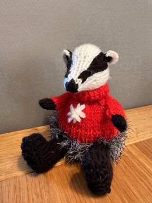 BADGER WEARING HALLOWEEN/CHRISTMAS JUMPER/HOODIE CHOCOLATE ORANGE COVER/STUFFED TOY HANGING ORNAMENT KNITTING PATTERN