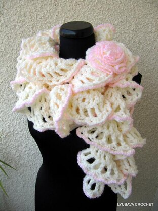 Chunky Crochet Ruffle Scarf "Winter Honeymoon"