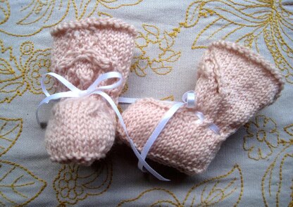 Pretty Petal Bonnet & Booties Set