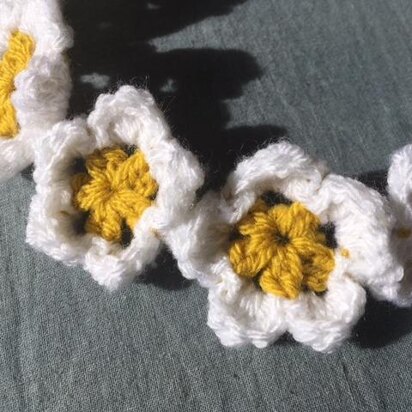 Daisy chain head band