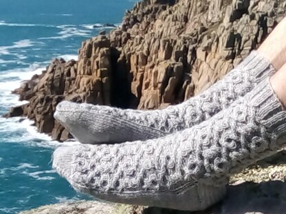 Knitting pattern for men's cabled socks