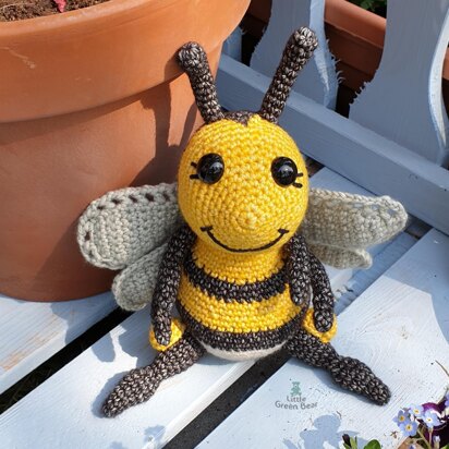Becky the Bumblebee - UK Terminology - Amigurumi