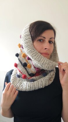 Lanterns knit cowl with bobbles